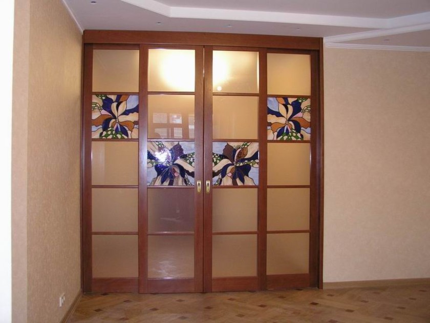 Перегородка с цветными стеклянными вставками Саранск