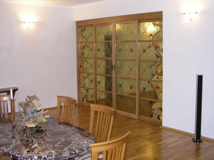 Перегородка для гостиной с цветным стеклом и декоративными вставками Саранск