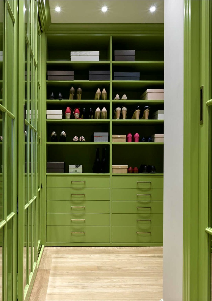 Г-образная гардеробная комната в зеленом цвете Саранск