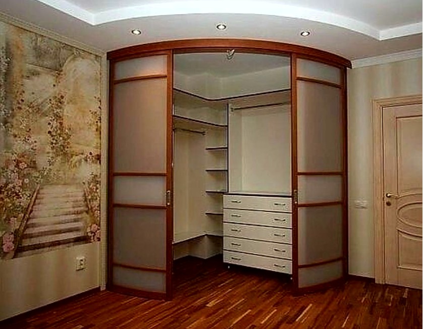 Радиусная гардеробная с дверями купе Саранск