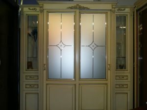 Классический шкаф купе массив с фацетными зеркалами и гравировкой Саранск